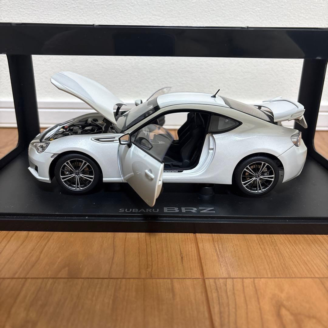 オートアート　SUBARU スバル　BRZ 1/18 ミニカー　ホワイト