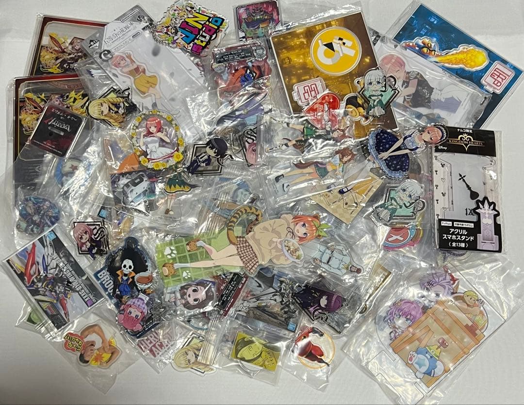 アニメ　缶バッジ　アクリルスタンド　キーホルダー　ストラップ　 576個セット