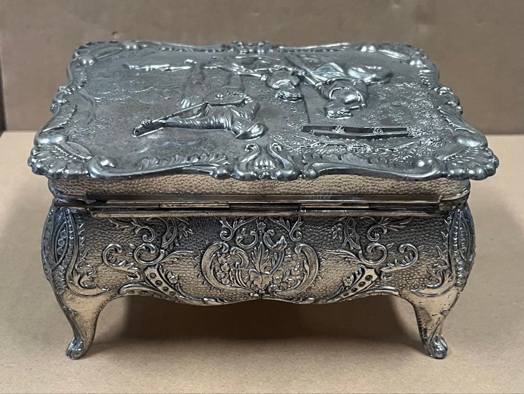 アンティーク金属製ボックス 浮彫り装飾