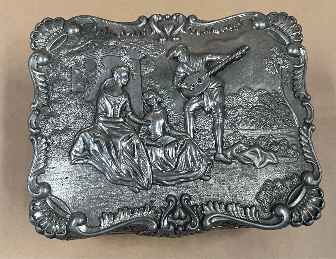 アンティーク金属製ボックス 浮彫り装飾