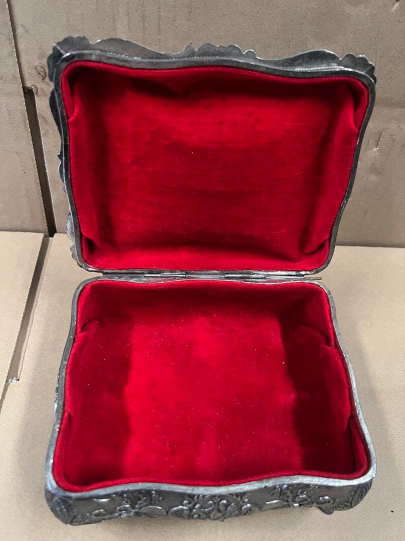 アンティーク金属製ボックス 浮彫り装飾