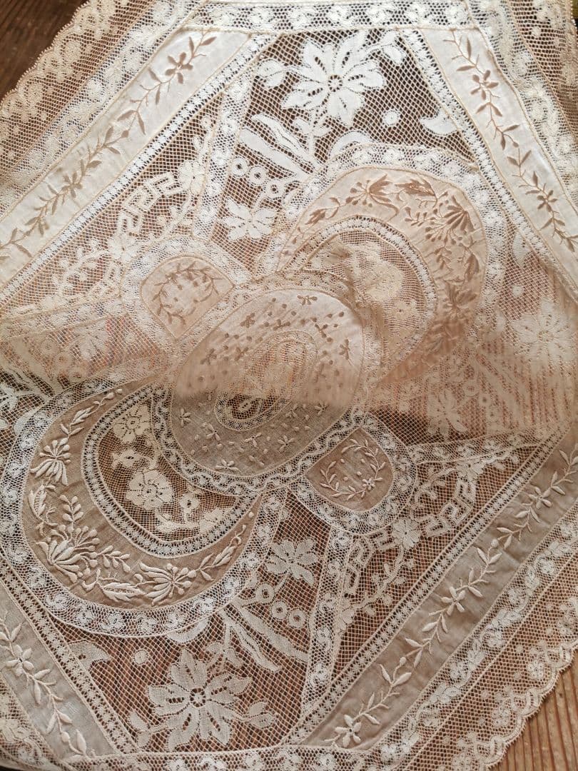 アンティーク ノルマンディーレースランナー セピアトーン 美しい盛上刺繍ドイリー