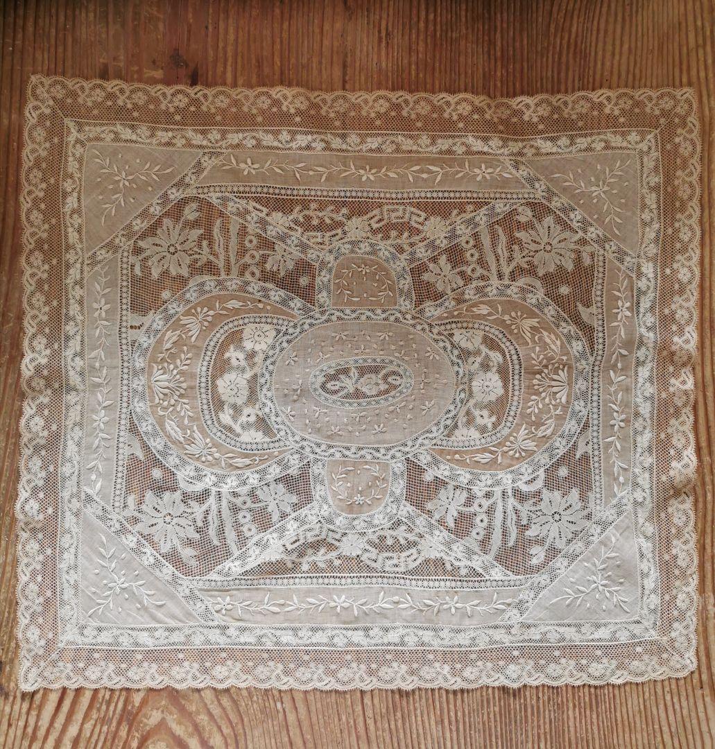 アンティーク ノルマンディーレースランナー セピアトーン 美しい盛上刺繍ドイリー