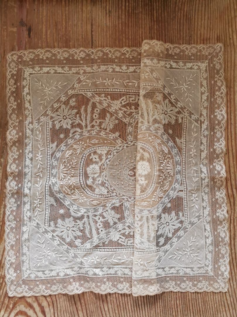 アンティーク ノルマンディーレースランナー セピアトーン 美しい盛上刺繍ドイリー