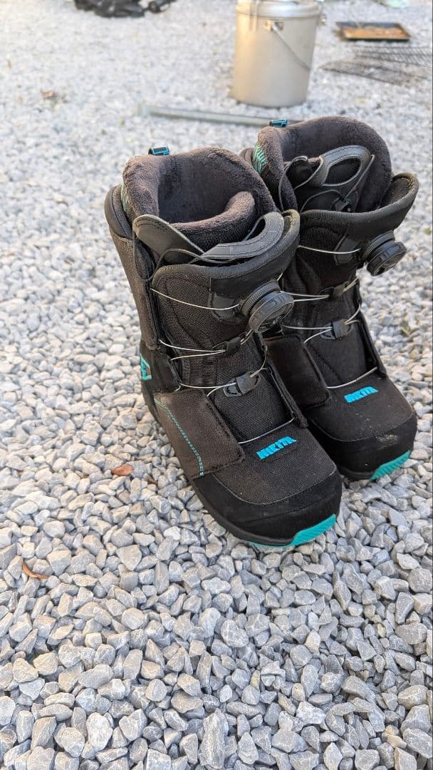 女性用スノーボードブーツ ボアシステム付き