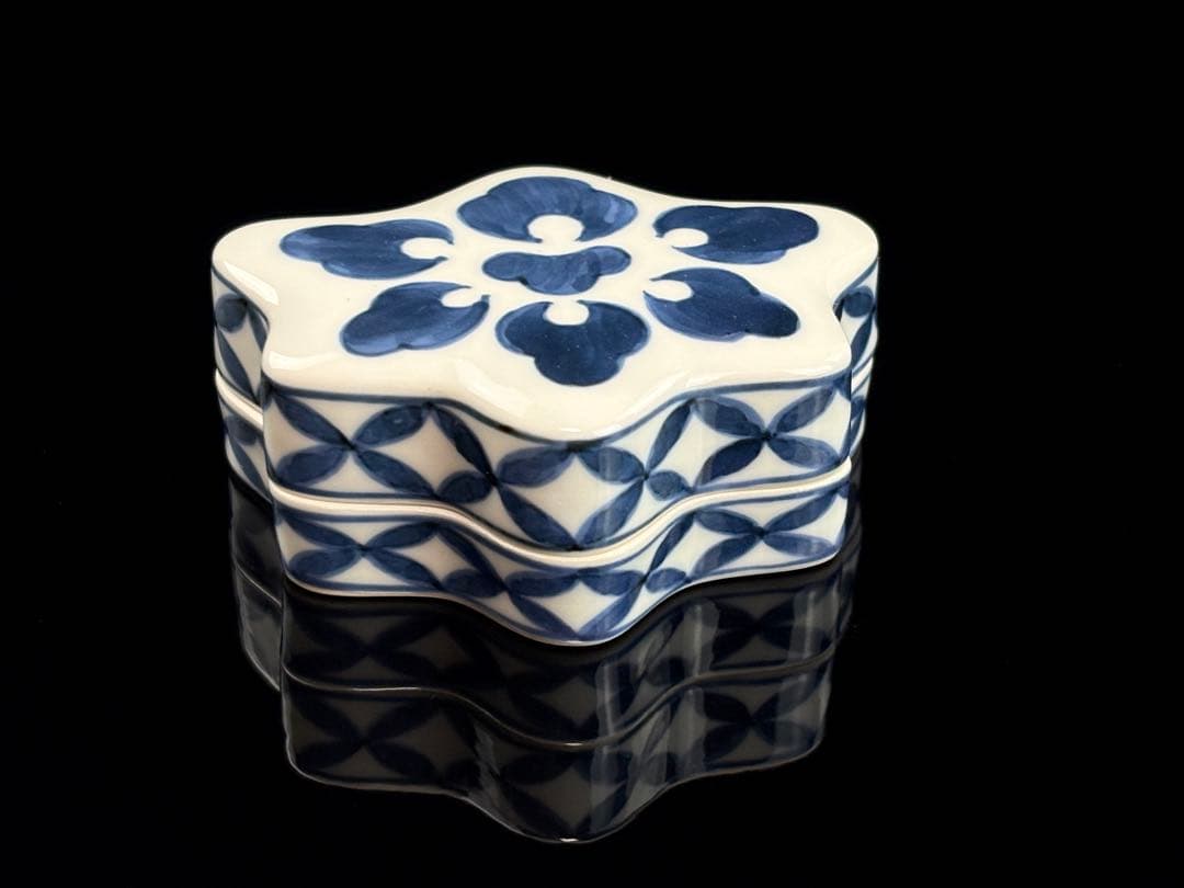 花蝶窯【手塚充(石雲)】造 染付花カツミ 香合 共箱共布栞付 C−2725