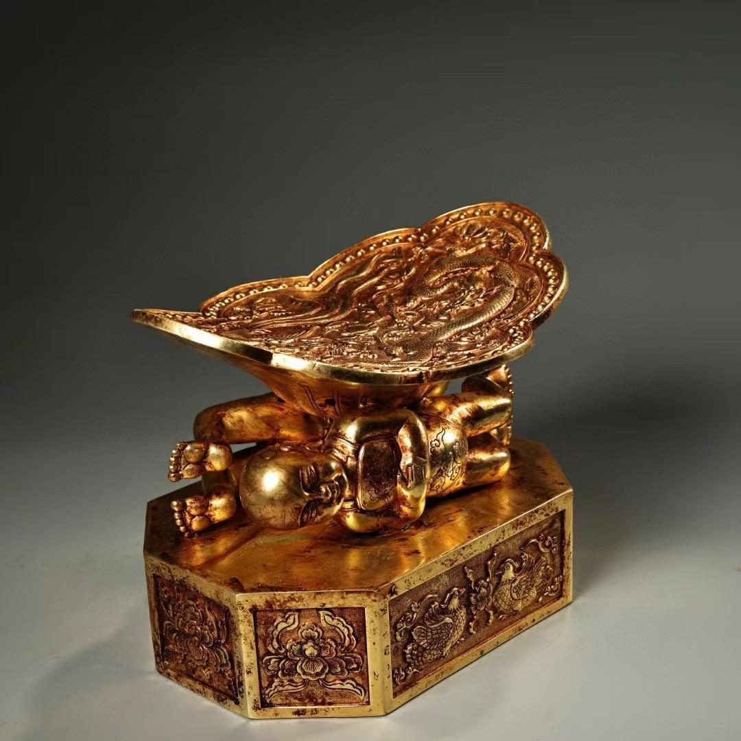 中国古美術・珍品旧蔵・鎏金童子龍鳳枕・鏨刻鎏金・純銅製・高浮彫・箱付き・置物