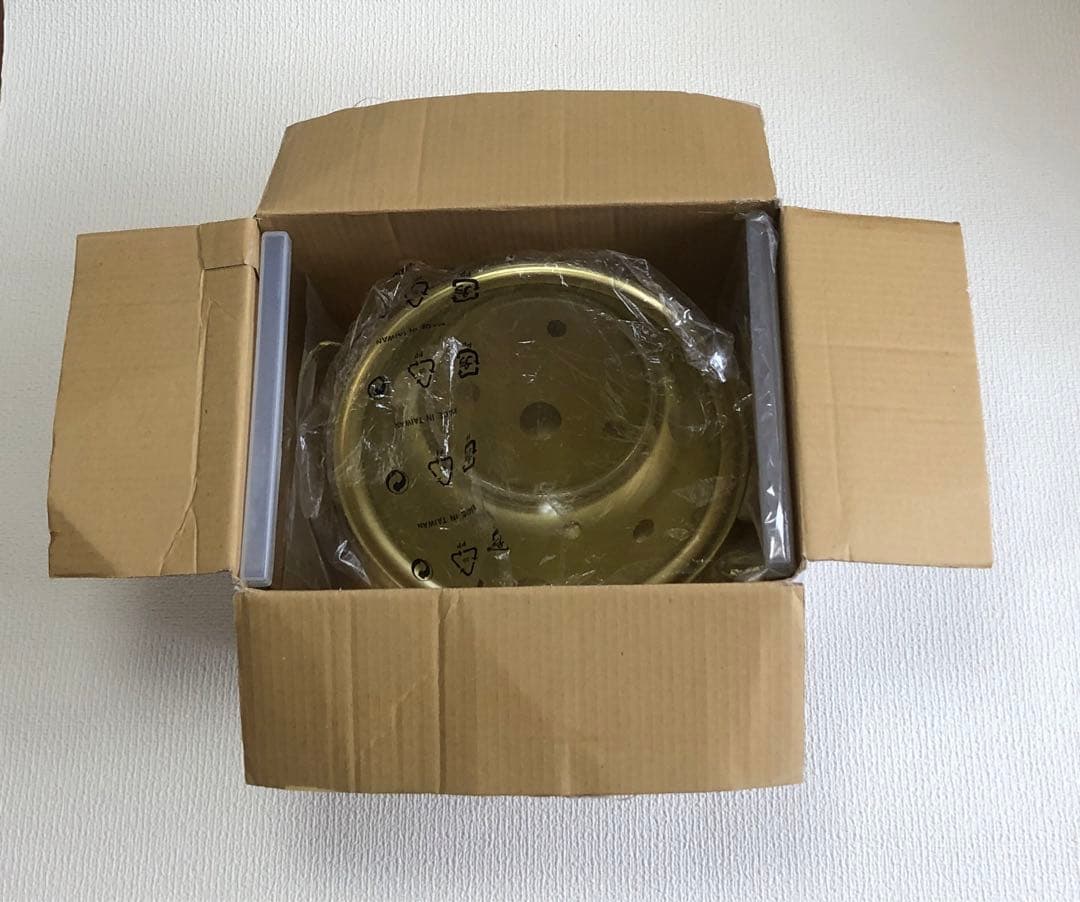 金色のバスチェアと湯おけ