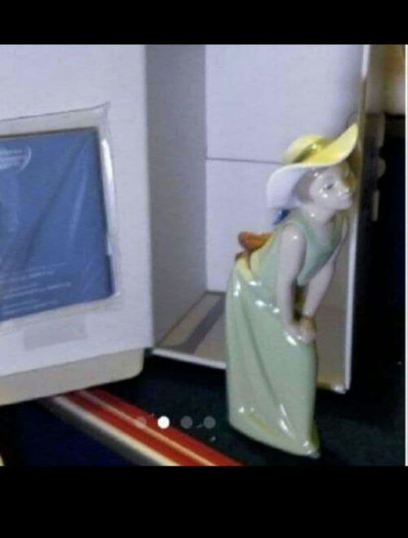 リヤドロ LLADRO人形 鏡の前で若草色の少女 女の子 帽子 ワンピース