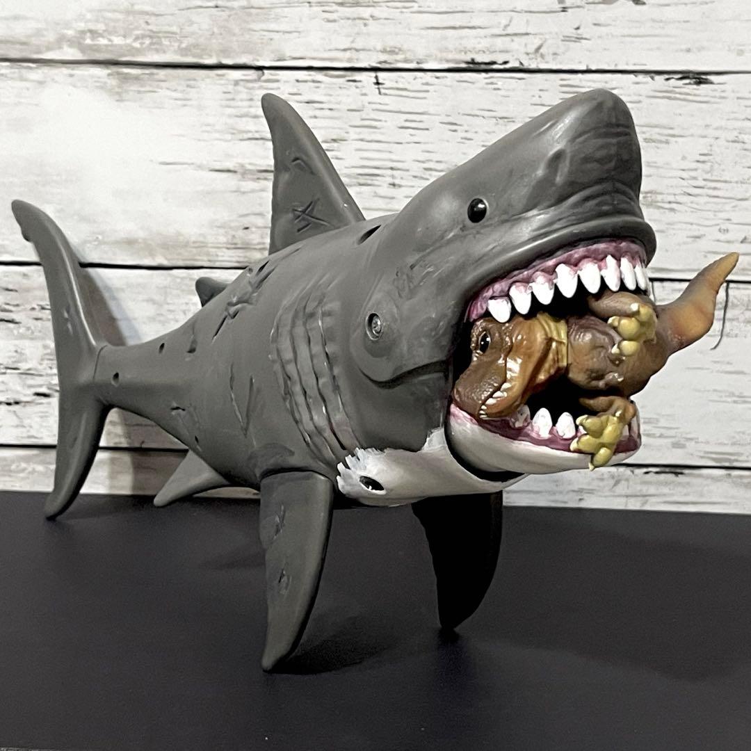 メガロドン　アクションフィギュア　ティラノサウルス付き