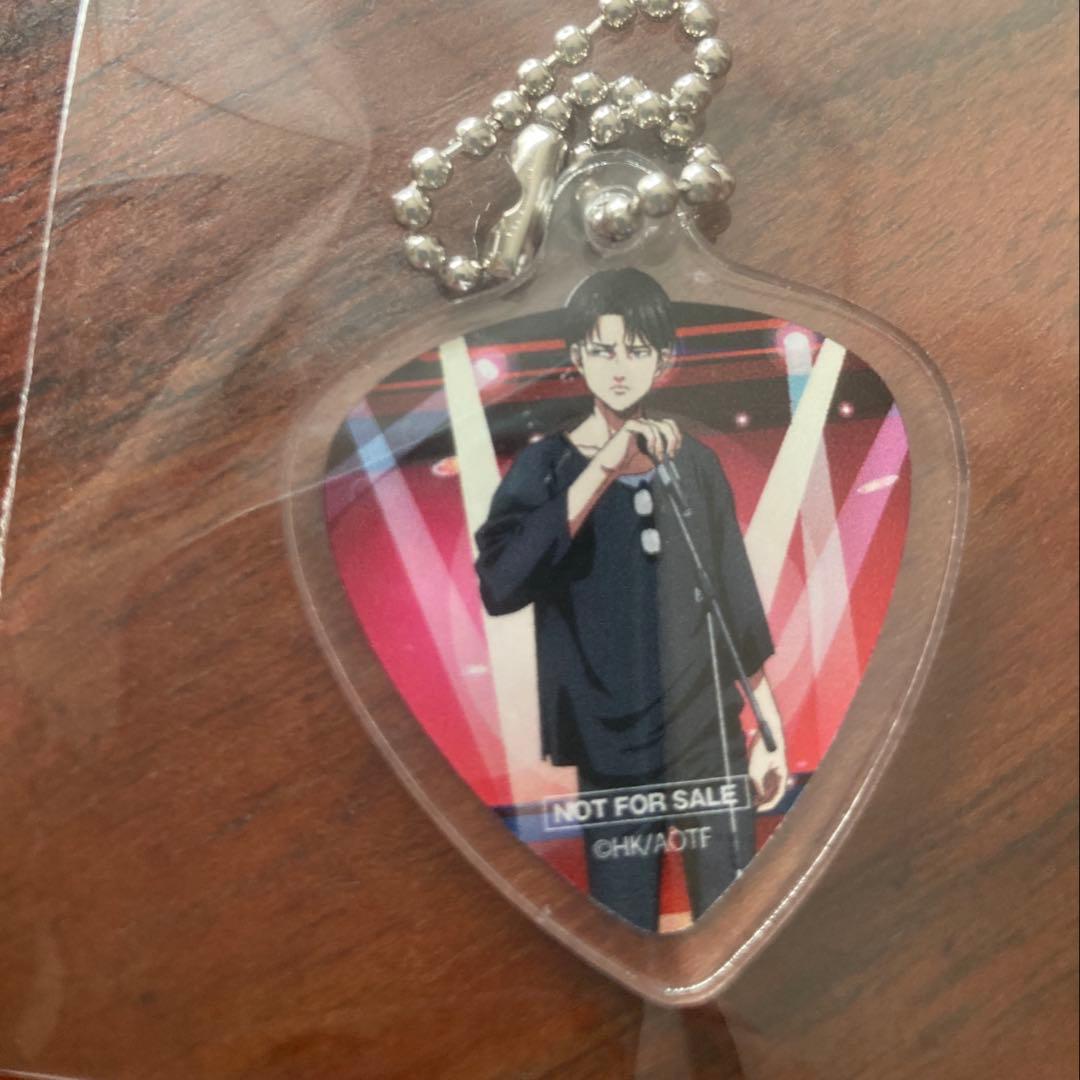 レア❗️進撃の巨人　カラ鉄　アクリルキーホルダー 非売品　リヴァイ　エレン　バンド