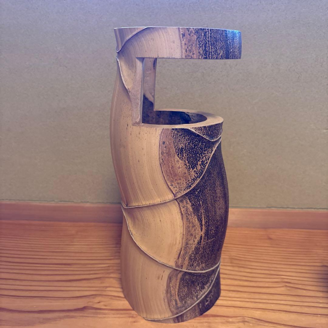 黒田正玄造、胡麻竹製曲線花入れ 裏千家鵬雲斎宗匠花押、箱書あり　 銘「花の友」