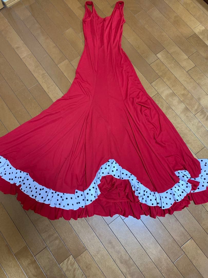 赤いフリル付きフラメンコドレス