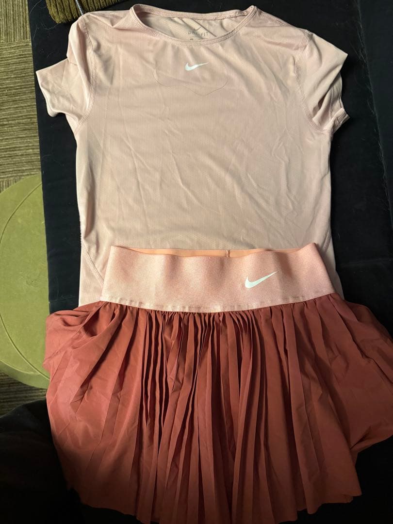 Nike ピンク プリーツスカート とトップスセット