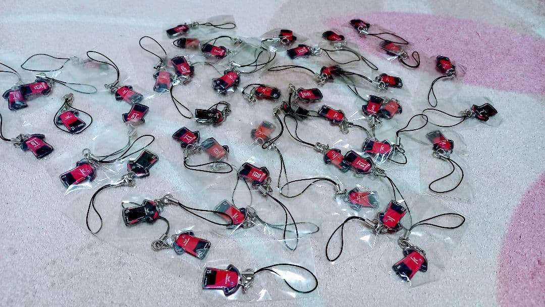 セレッソ大阪　ガチャガチャ景品　ホームユニフォーム型ストラップ