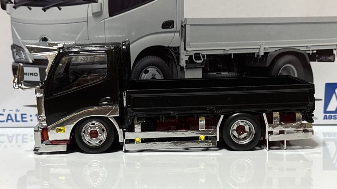 楽プラ　デコトラ　デュトロ　平ボディ　アオシマプラモデル完成品　ケース付き