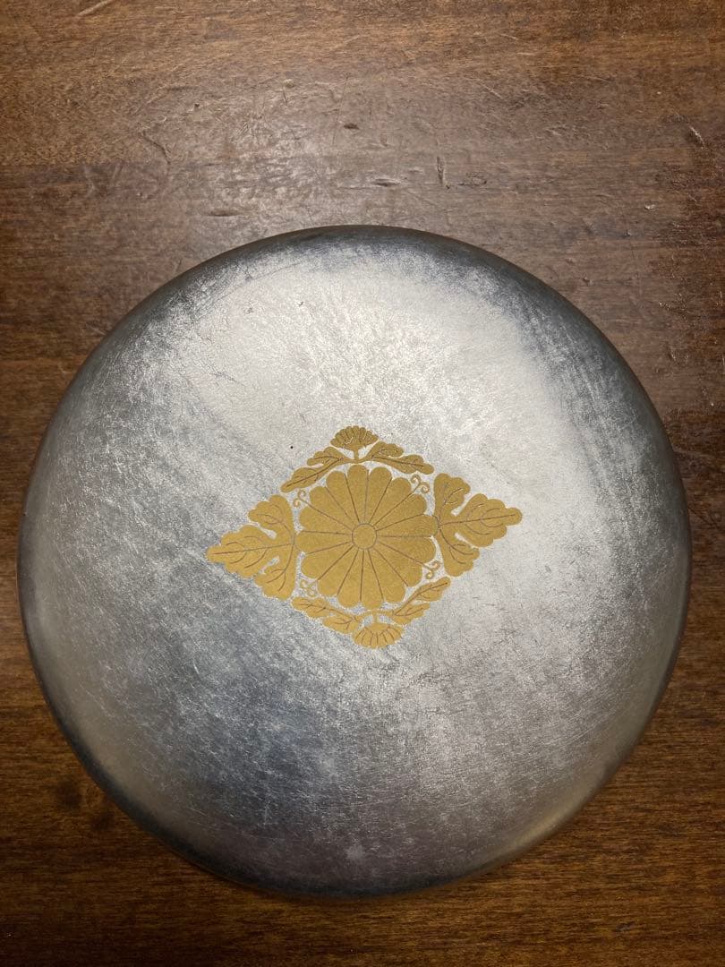 銀箔で覆われた菓子器
