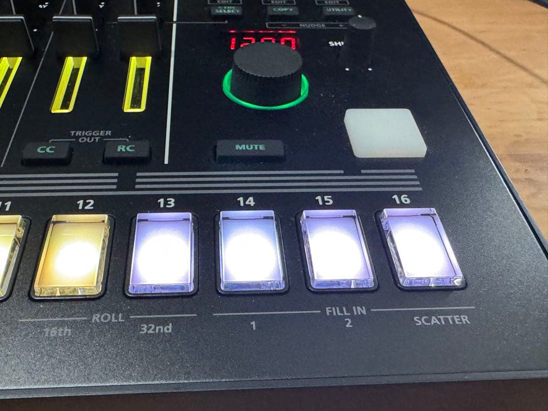 Roland　AIRA series TR-8S