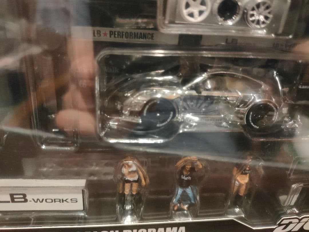 LBWK AUTO SALON DIORAMA 1:64スケール