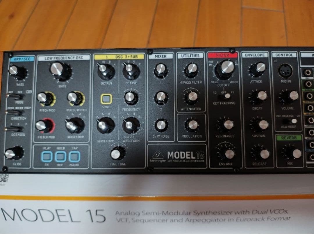 Behringer MODEL 15 アナログセミモジュラーシンセサイザー