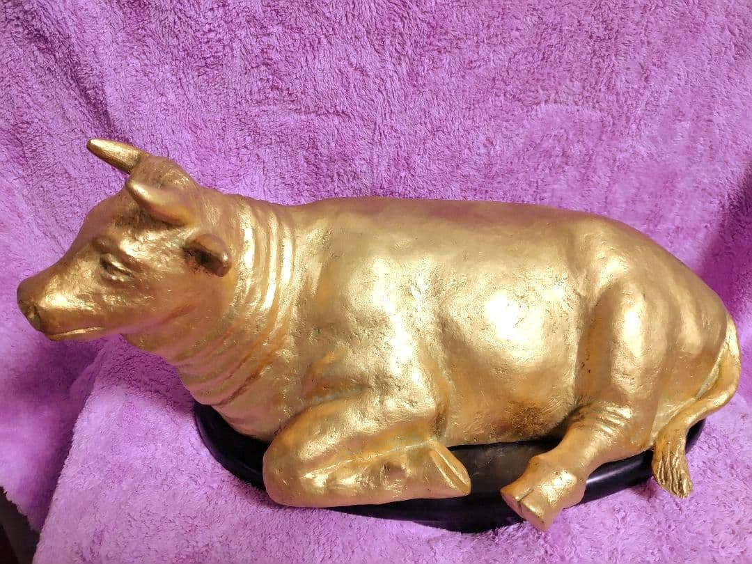 富永直樹作 金色 牛の彫刻