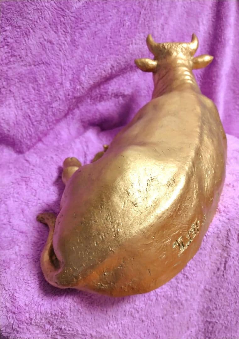 富永直樹作 金色 牛の彫刻