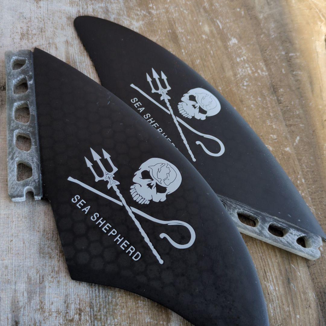 SEA SHEPHERD サーフボードフィン 2枚セット