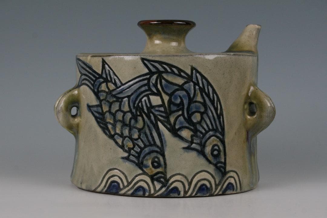 人間国宝金城次郎長男 琉球壷屋焼 登り窯　金城敏男 作 線彫魚文抱瓶（中）