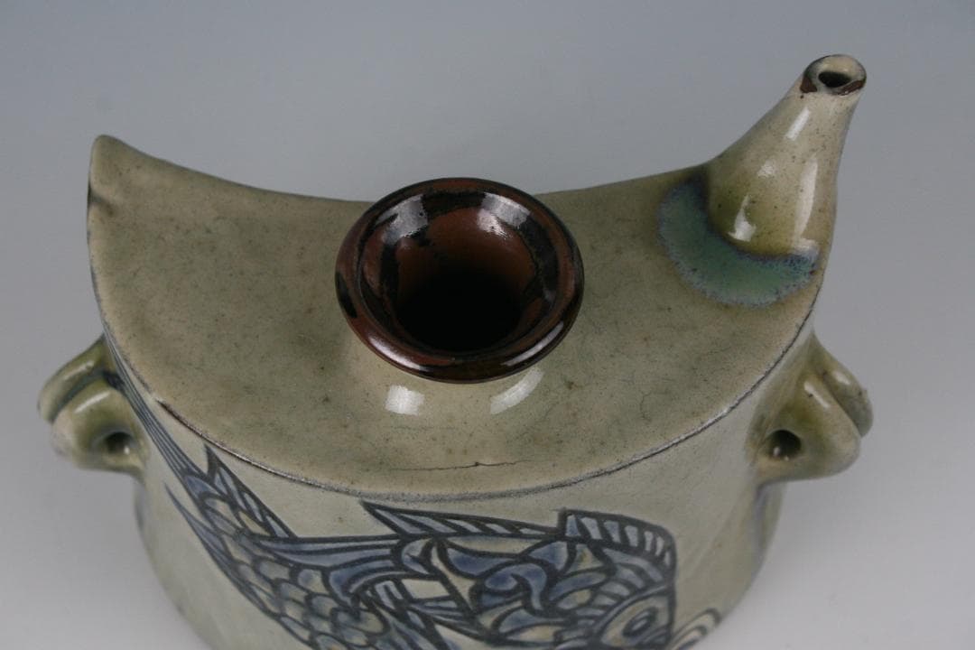 人間国宝金城次郎長男 琉球壷屋焼 登り窯　金城敏男 作 線彫魚文抱瓶（中）