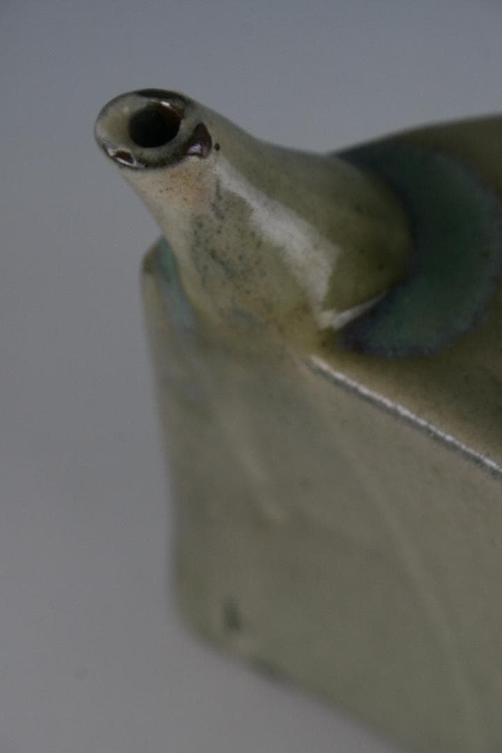 人間国宝金城次郎長男 琉球壷屋焼 登り窯　金城敏男 作 線彫魚文抱瓶（中）