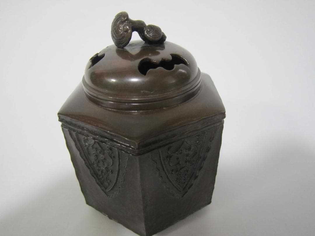 鋳銅香炉／六角三足香炉／霊芝摘　蝙蝠透彫／清富造　未使用