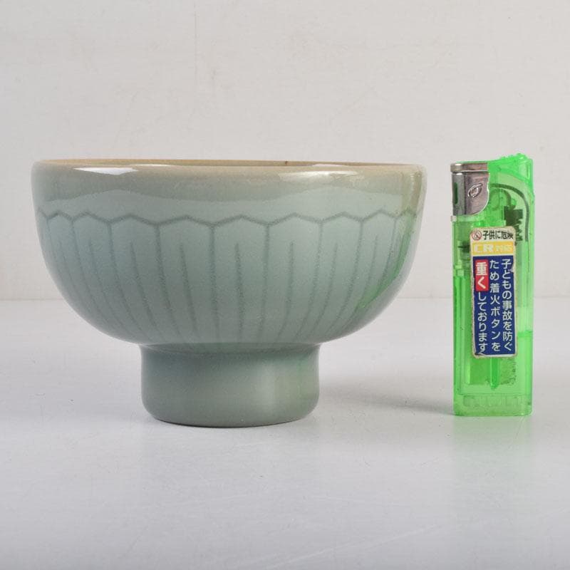 中国　龍泉窯　青磁人形手　刻寿字蓮弁文碗　V　8827