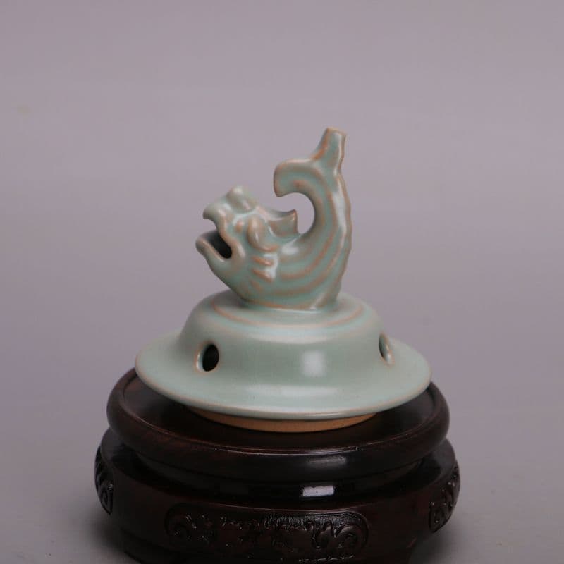 中国　汝窯 三足蓋香炉  竜魚 天青釉  工芸品  美術品 置物