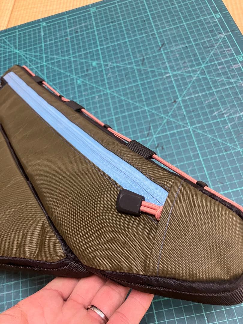 ハンドメイド　上下分割式フルフレームバッグ　X-PAC オリーブ　マルベリー