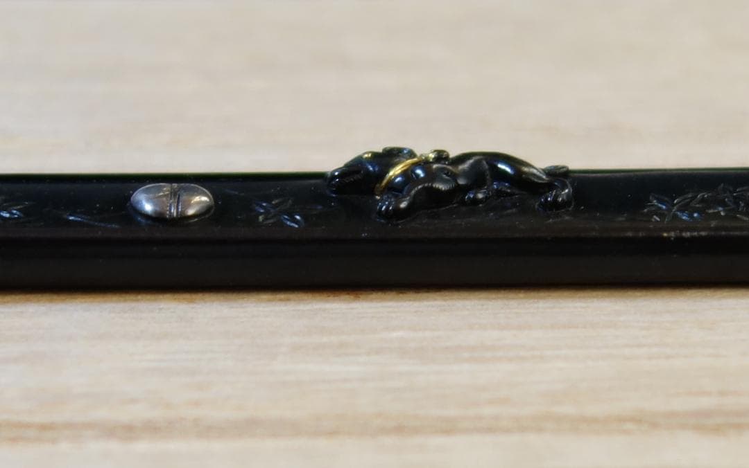 鍔 鐔 小柄 刀装具 日本刀 骨董【赤銅磨地 高肉彫 金銀象嵌 遊仔犬図小柄】