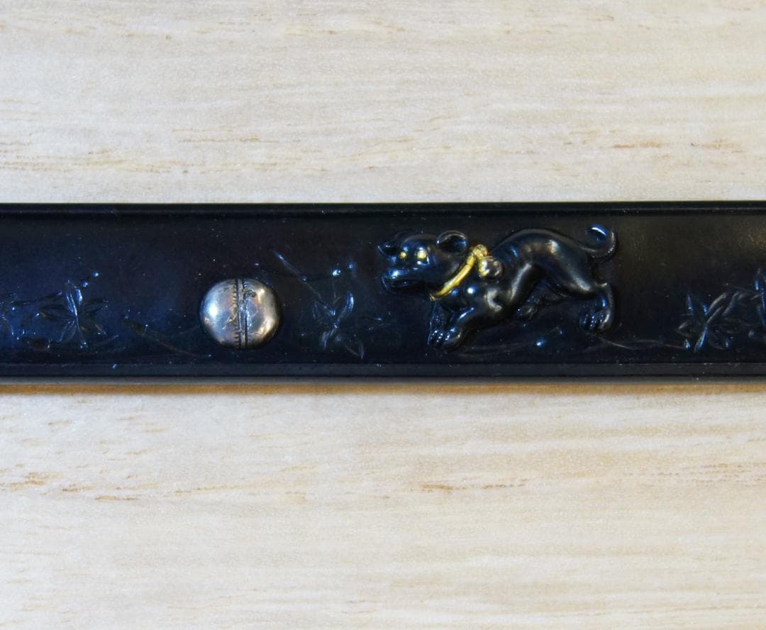 鍔 鐔 小柄 刀装具 日本刀 骨董【赤銅磨地 高肉彫 金銀象嵌 遊仔犬図小柄】