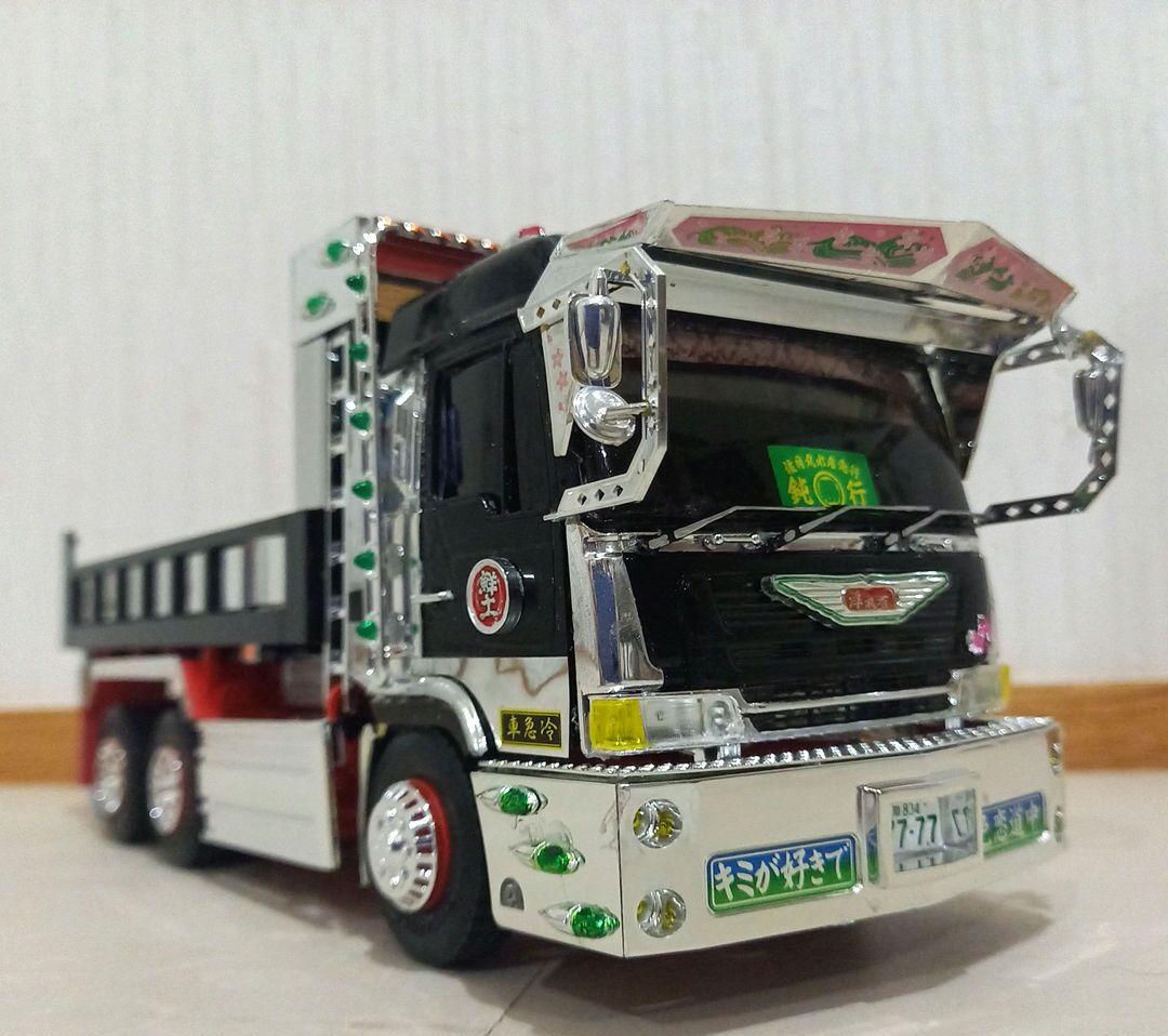 アオシマ1/32　デコトラプラモデル完成品 日野プロフィア　ダンプ完成品