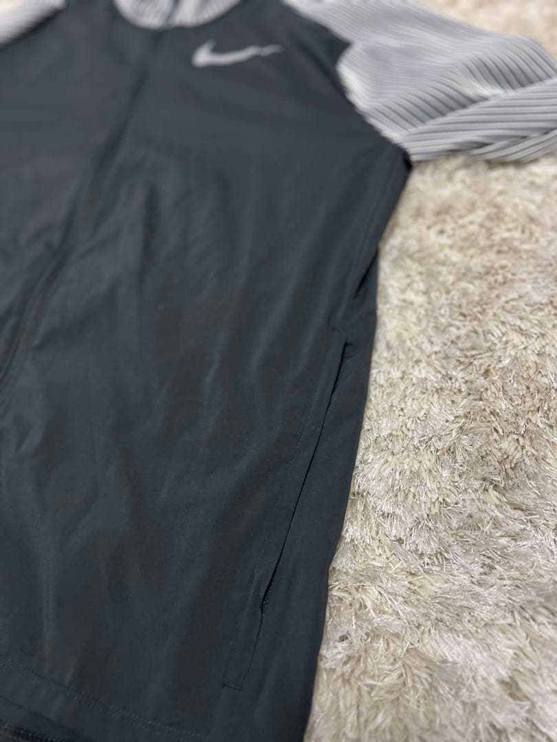 Nike ランニングジャケット 黒/ストライプ