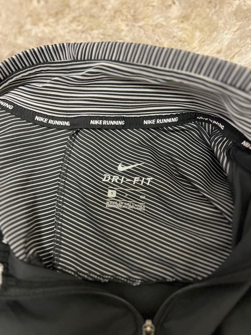 Nike ランニングジャケット 黒/ストライプ