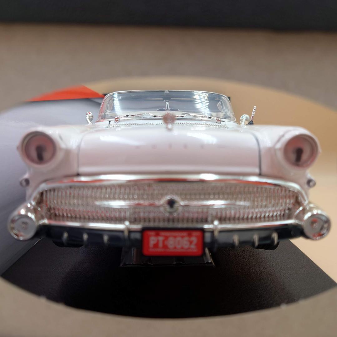 1/18 ビュイック ロードマスター 1957 ホワイト/レッド MM製ミニカー