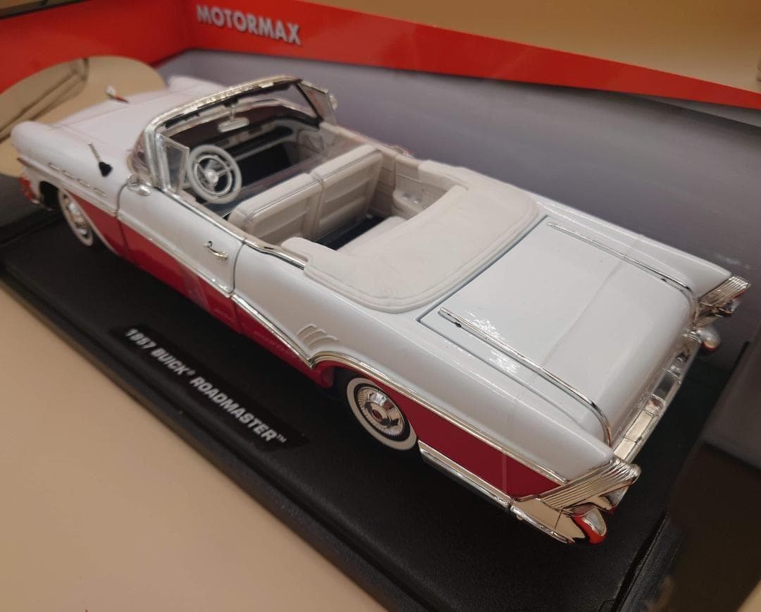 1/18 ビュイック ロードマスター 1957 ホワイト/レッド MM製ミニカー