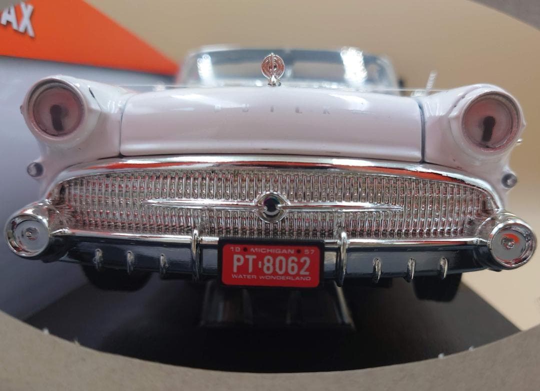 1/18 ビュイック ロードマスター 1957 ホワイト/レッド MM製ミニカー