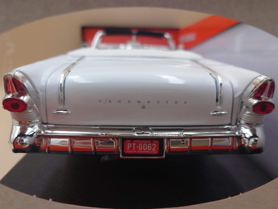 1/18 ビュイック ロードマスター 1957 ホワイト/レッド MM製ミニカー