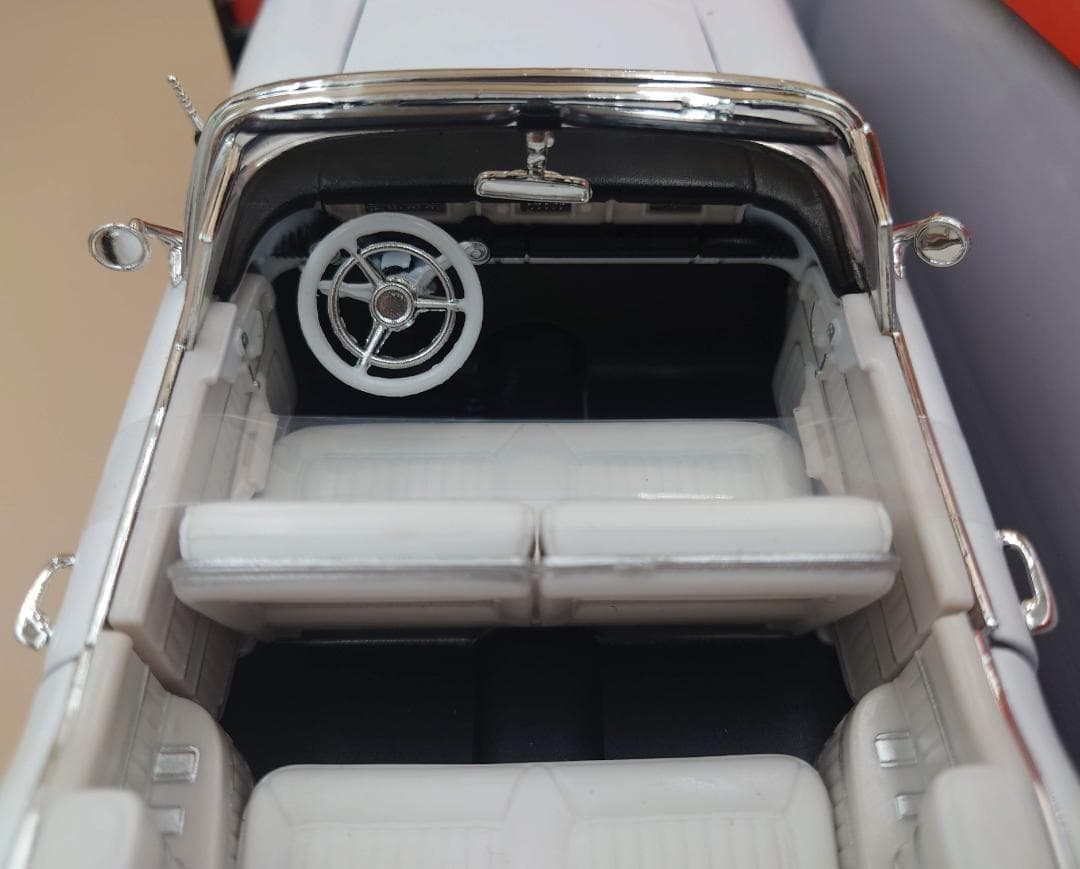 1/18 ビュイック ロードマスター 1957 ホワイト/レッド MM製ミニカー