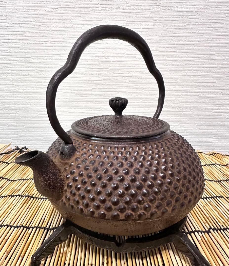 未使用品、長期保管品、栞付　南部三厳堂造　１２型中アラレ　南部鉄瓶　南部鉄器