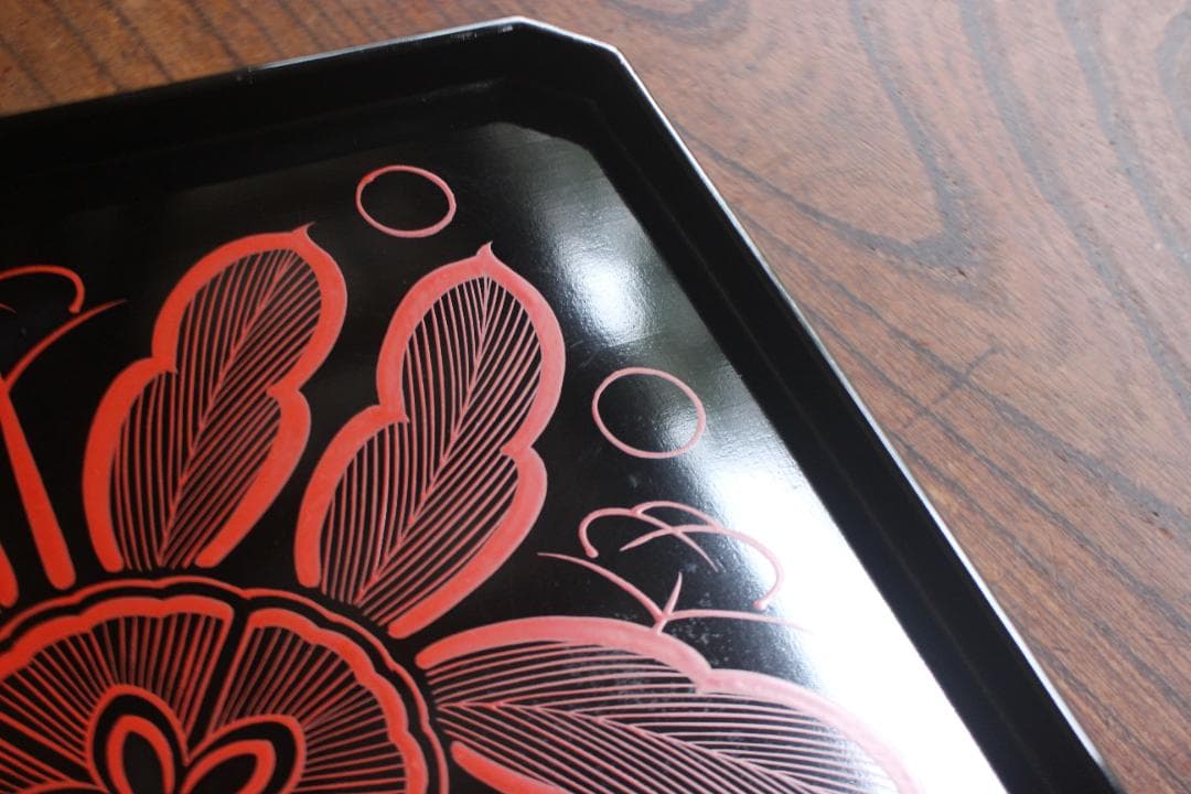 時代逸品！端正な黒漆に優美な木芙蓉文の映える隅切四方折敷（検京塗吉野塗お盆お膳