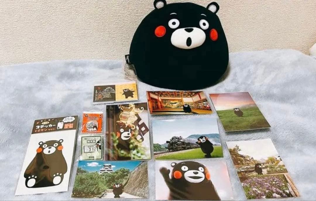 【くまモン】大型もっちりクッション＋限定ピンズ＋ポストカードコレクター向けセット