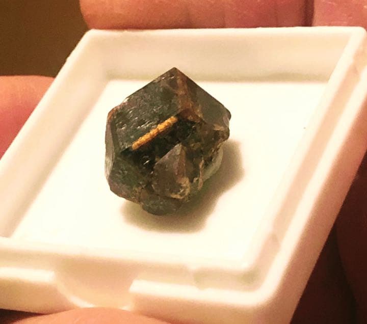 大粒単結晶　ネオンレインボーガーネット