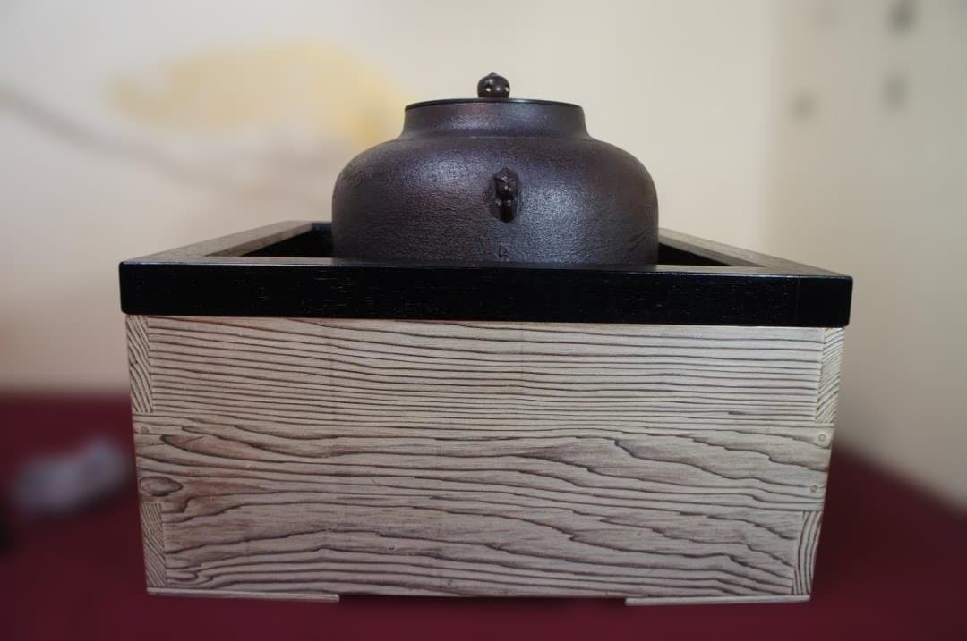 ☆焼杉置炉 在銘 真形釜 釜鐶 置炉用600w炭型電熱器 送料込み