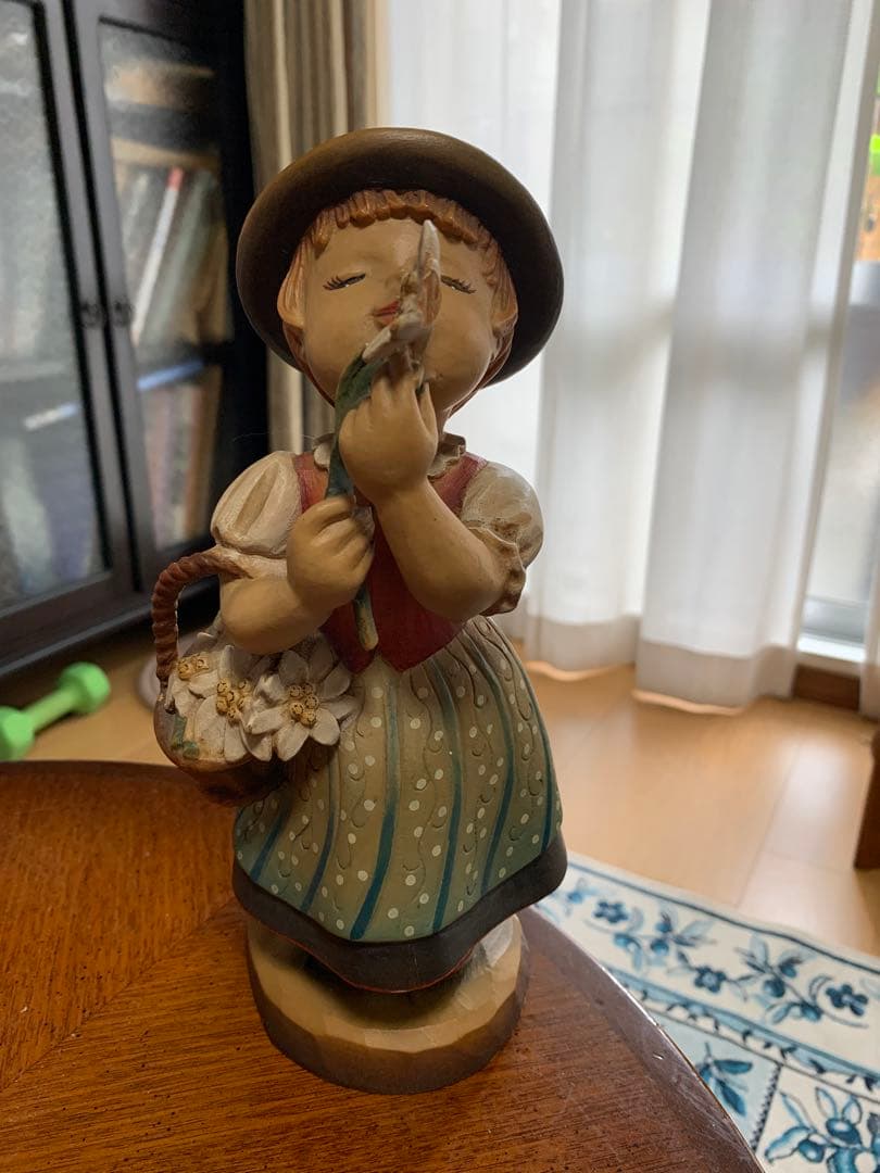 木彫りのANRI製 子供の像 花を持つ